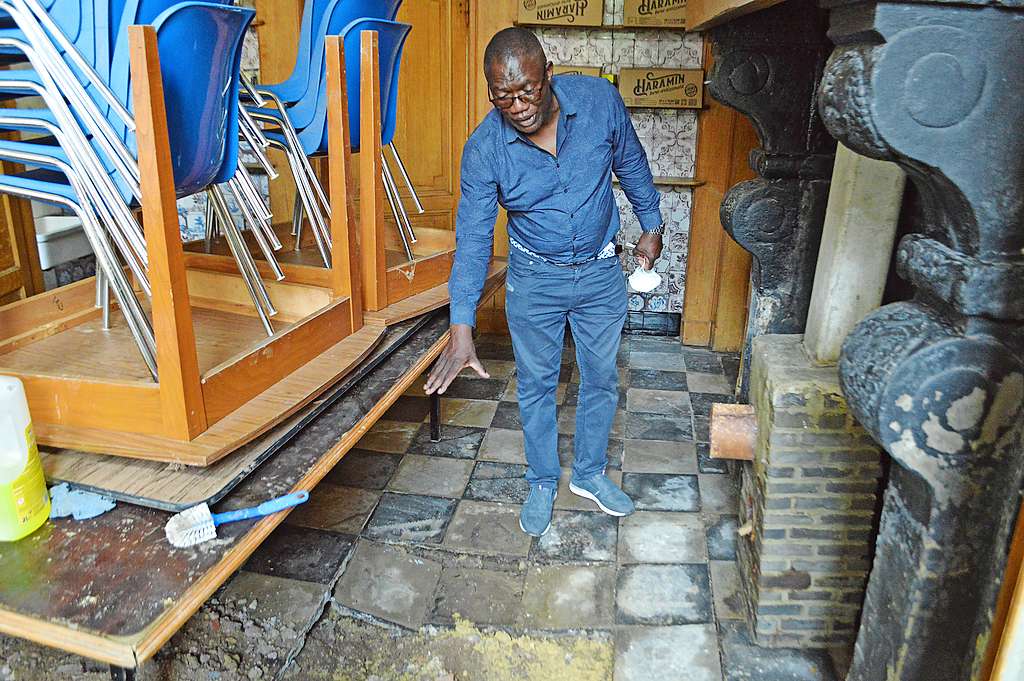 Deken Stanislas Kanda toont hoe hoog het water stond in de dekenij in Verviers. © Erik De Smet