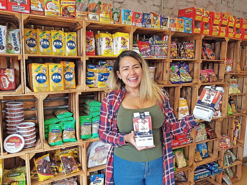 Nakary Pena kreeg net een lading Venezolaanse koffie aan. Dolblij vult ze de kratten van haar supermarkt ‘El bodegón latino’ in Luik. © Ilse Van Halst