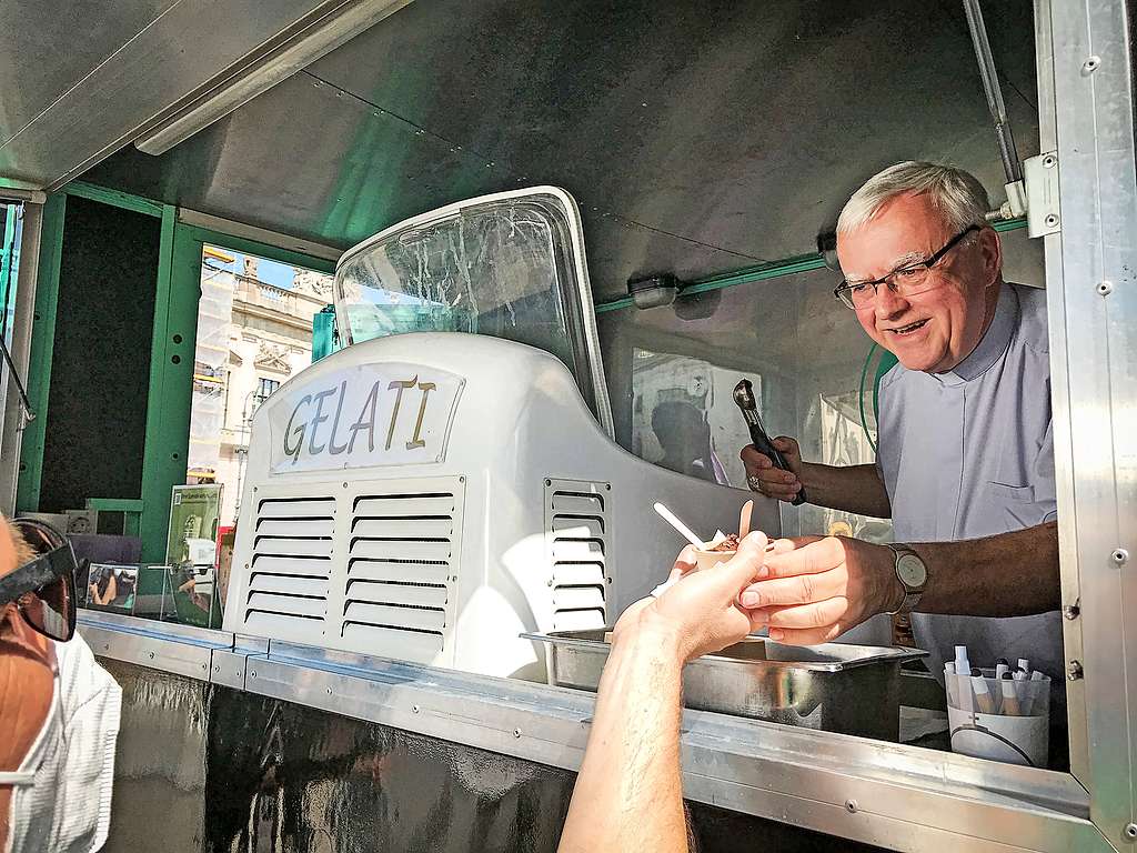 Om met mensen in gesprek te gaan, stond aartsbisschop Koch onlangs met een ijskar in het centrum van Berlijn. © KNA-Bild