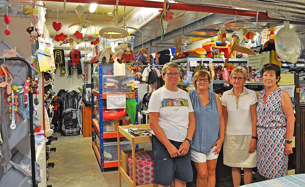 Jaklien Desie (links) en vriendinnen van Mama’s Depot maken mensen blij met tweedehandskledij. © Marleen Van Rosendael