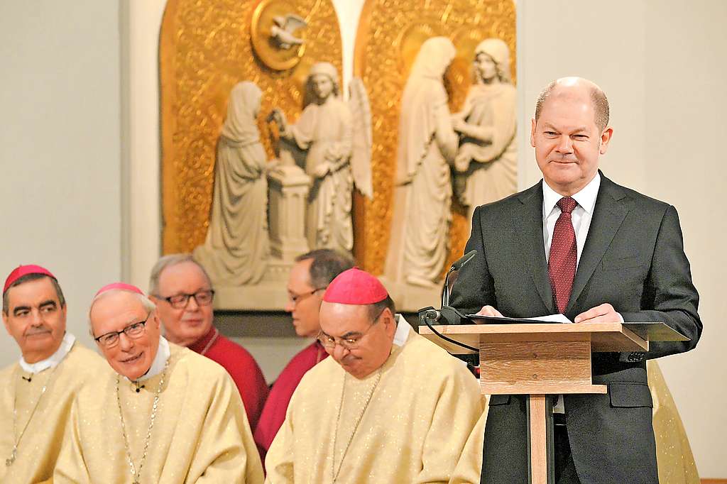 SPD-lijstrekker Olaf Scholz, mogelijks winnaar van de Duitse verkiezingen, in het gezelschap van bisschoppen. © KNA-Bild