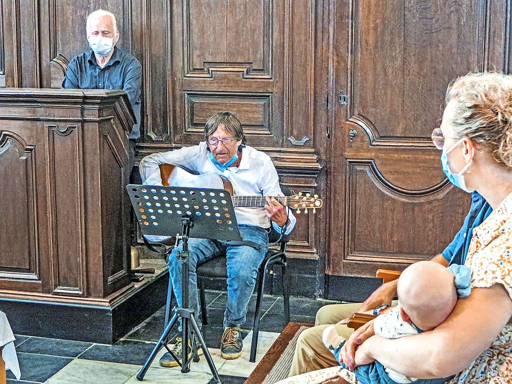 Victor Eyckmans, in Olen gekend als de ‘Fik’, vrolijkt een doopsel- viering op met zang en gitaarklanken. © Cis Marinus