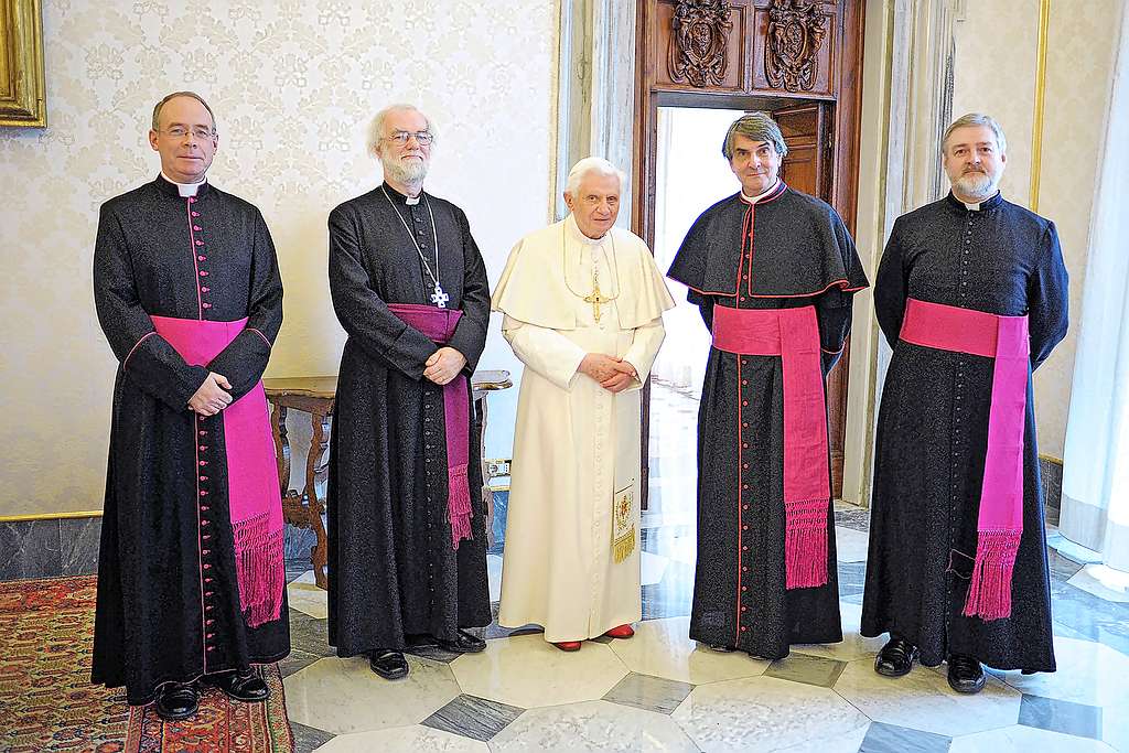 Jaren geleden bezocht Jonathan Goodall (uiterst rechts) met een anglicaanse delegatie paus Benedictus XVI. © Belga Image