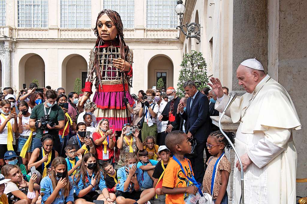 Paus Franciscus ontvangt de kleine reuzin Amal samen met honderden kinderen. © Belga Image