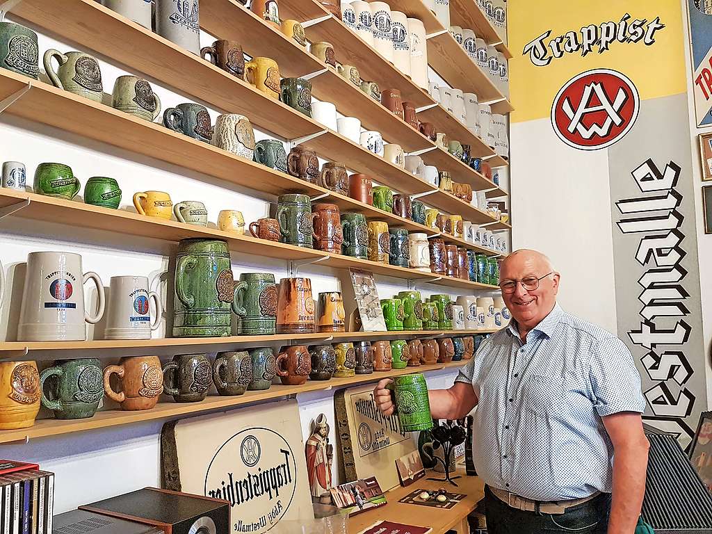 Leo Truyen deelt graag zijn Westmalleattributen en bijbehorende verhalen. © Ilse Van Halst