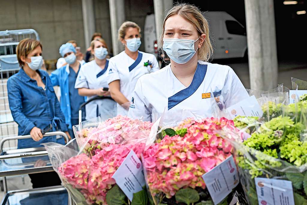 Bloemen voor de zorgkundigen in AZ Sint-Maarten, in Mechelen, in mei 2020. © Belga Image