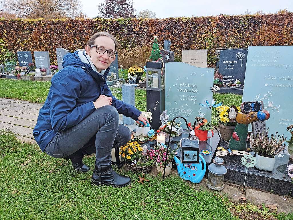 Op Wereldlichtjesdag brandt Sanne Ovaere een kaars voor Nolan en overleden kinderen. © Sanne Ovaere