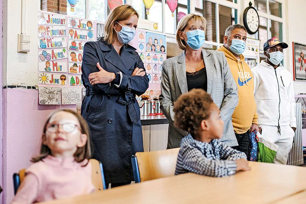 Franstalig minister van Onderwijs Caroline Désir (staande links) op schoolbezoek. © Belga Image