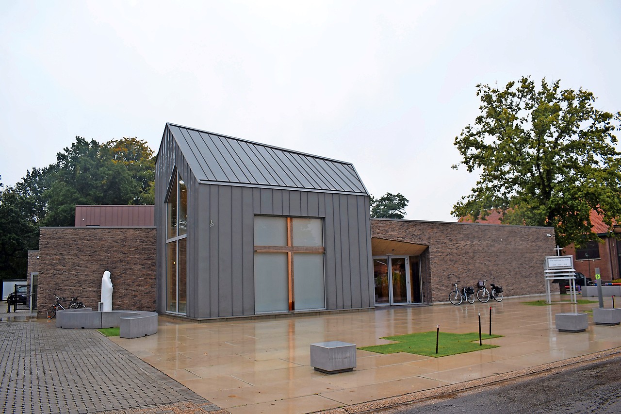 De heropgebouwde kerk in Lutselus is een multifunctioneel en ecologisch gebouw. © Belga Image