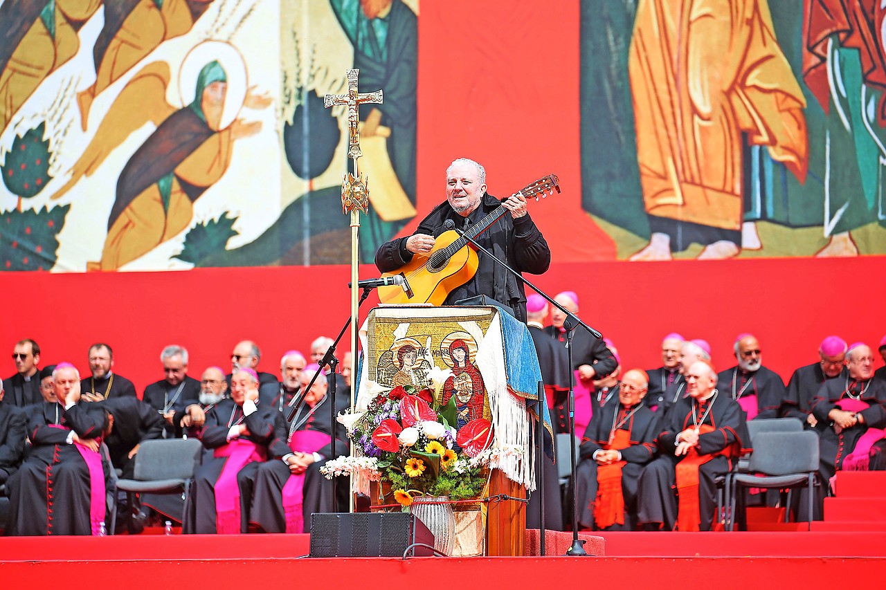 Stichter Kiko Argüello speelt gitaar tijdens een bijeenkomst met bisschoppen. © KNA-Bild