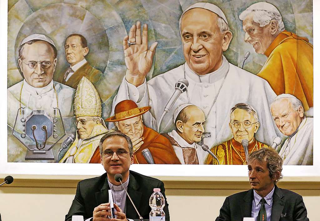 In de perszaal van Radio Vaticaan prijken alle pausen van de voorbije honderd jaar op één schilderij. © Belga Image