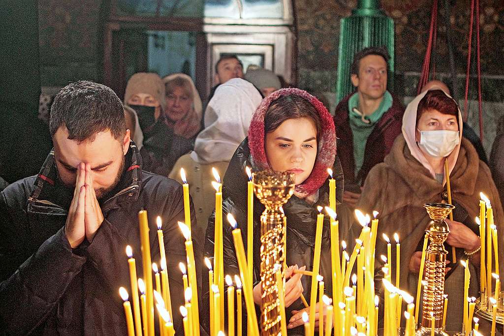 Orthodoxe gelovigen bidden in een kathedraal in Kiev. © Belga Image