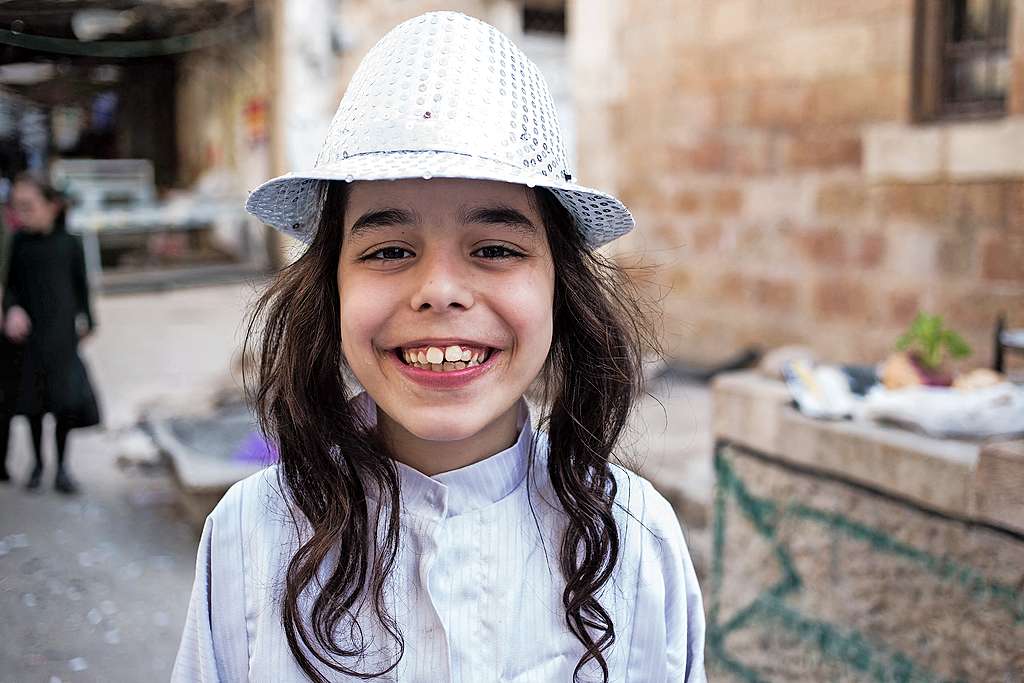 Volgens Leviticus mag het haar rond de oren niet afgeknipt worden. Op de foto een joodse jongen met haarlokken. © Belga Image