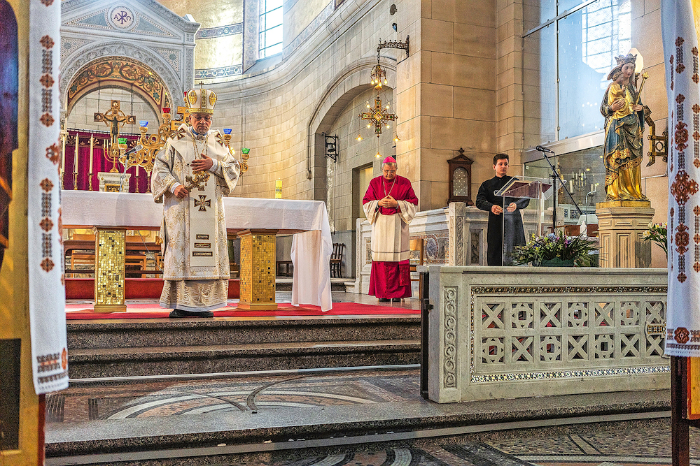 Bisschop Lonchyna ging op 13 maart voor in de ‘goddelijke liturgie voor de vrede’ in de Sint-Michielskerk in Antwerpen. © Sebastiaan Franco