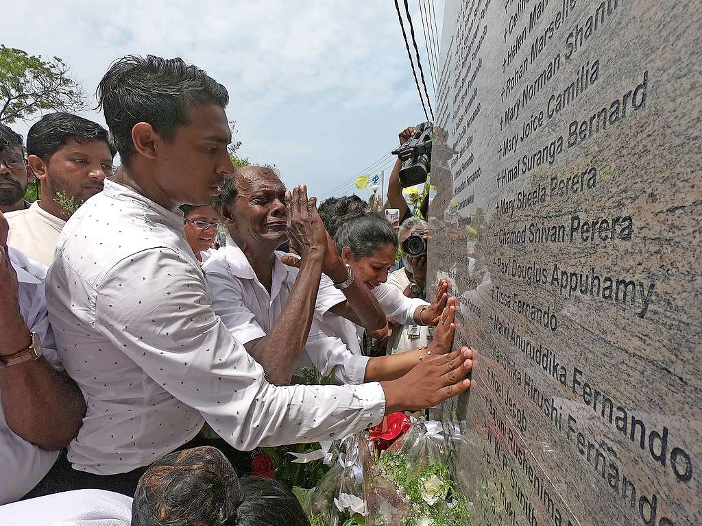 Rouwenden bij het graf van slachtoffers van de aanslag tegen de kerk in Negombo. © Kerk in Nood