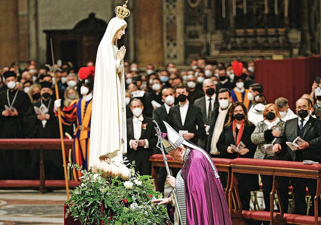 Paus Franciscus bij een beeld van Onze-Lieve-Vrouw van Fatima tijdens de toewijdingsdienst in Sint-Pieters. © KNA-Bild