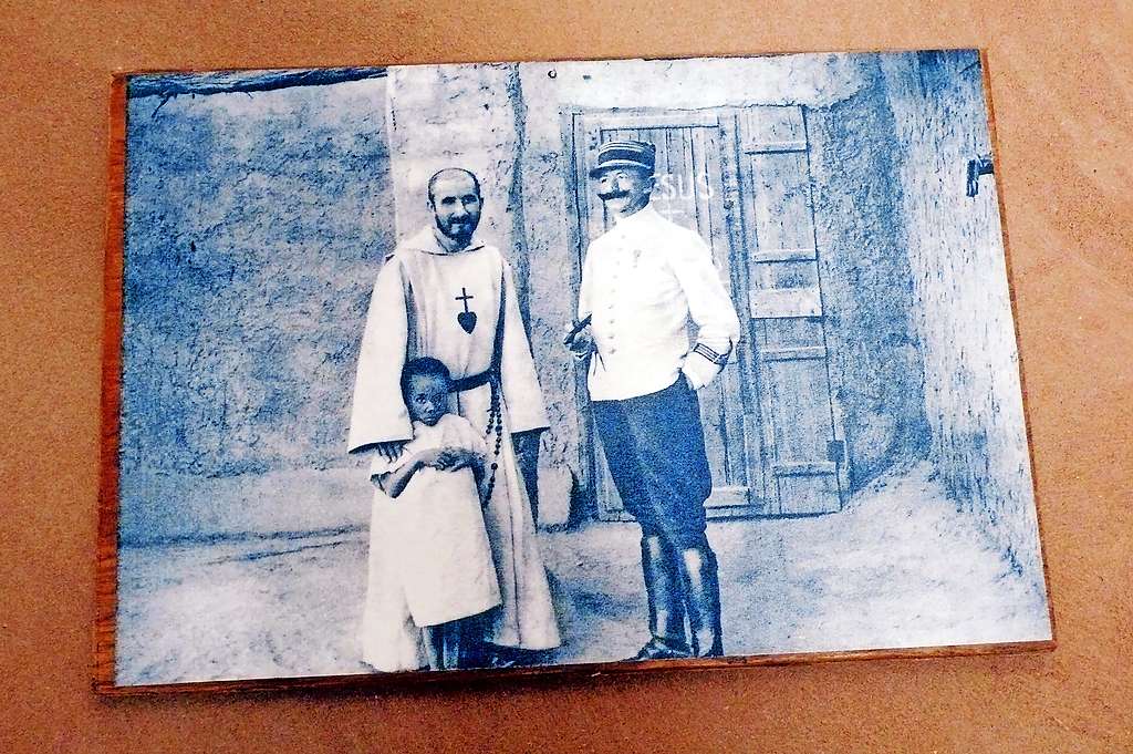 Charles de Foucauld (in habijt) met een Soedanese jongen die hij vrijkocht van slavenhandelaars. © Belga Image