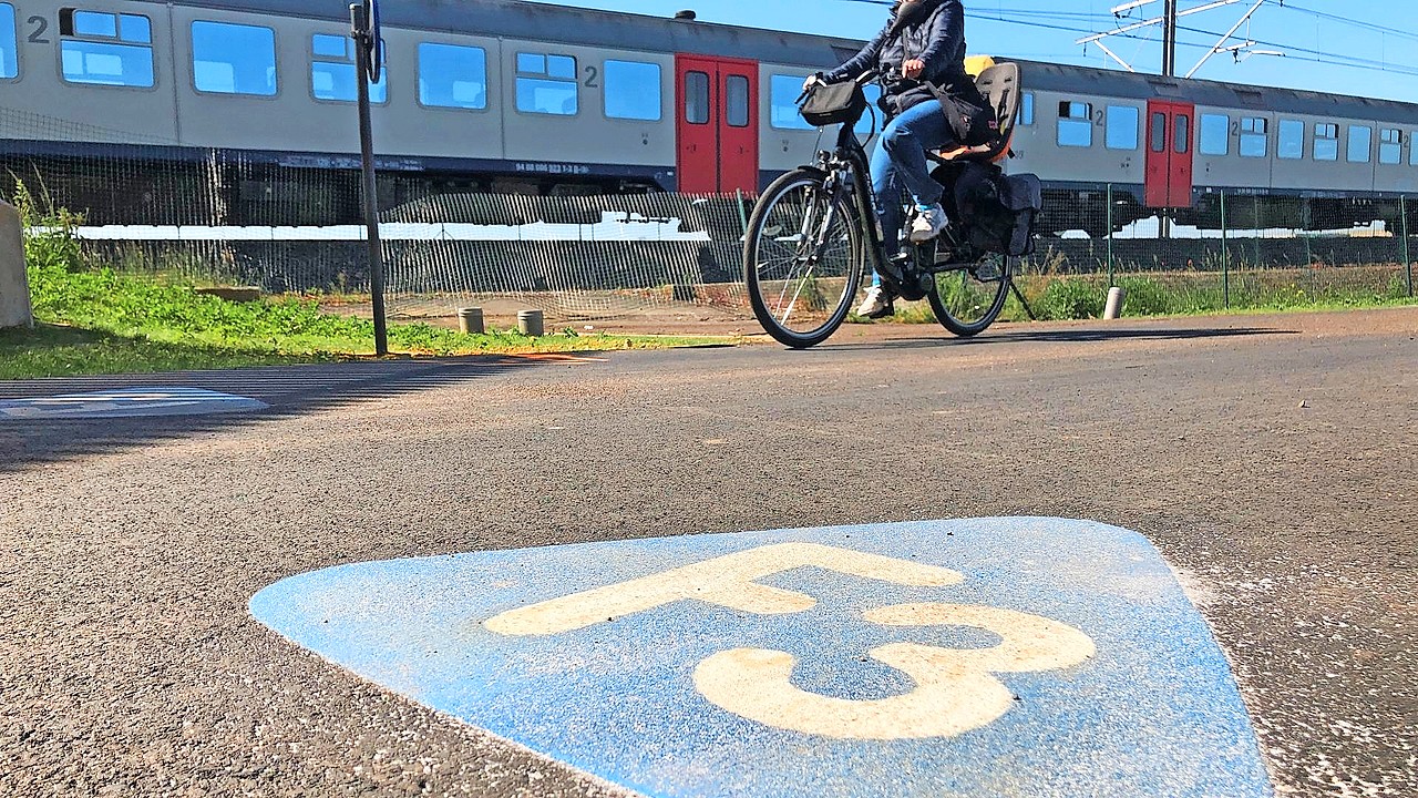 Op de fietssnelweg F3 tussen Leuven en Brussel fiets je vaak naast de trein. © Fietssnelwegen.be