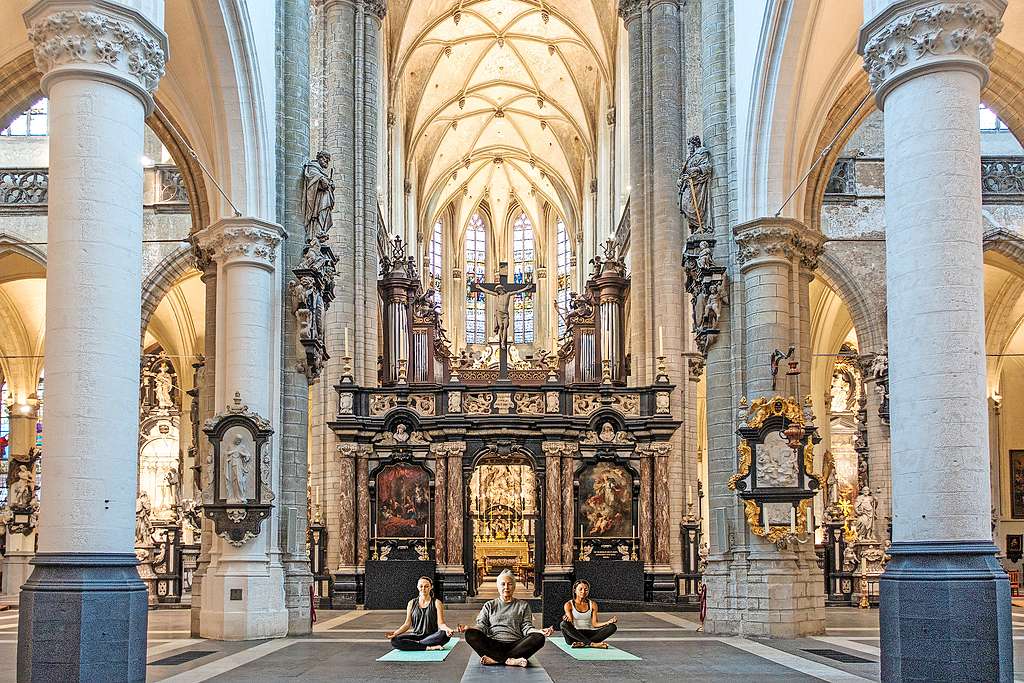 Yogasessie op een unieke locatie om de restauratie van de Rubenskapel te sponsoren. © KIK