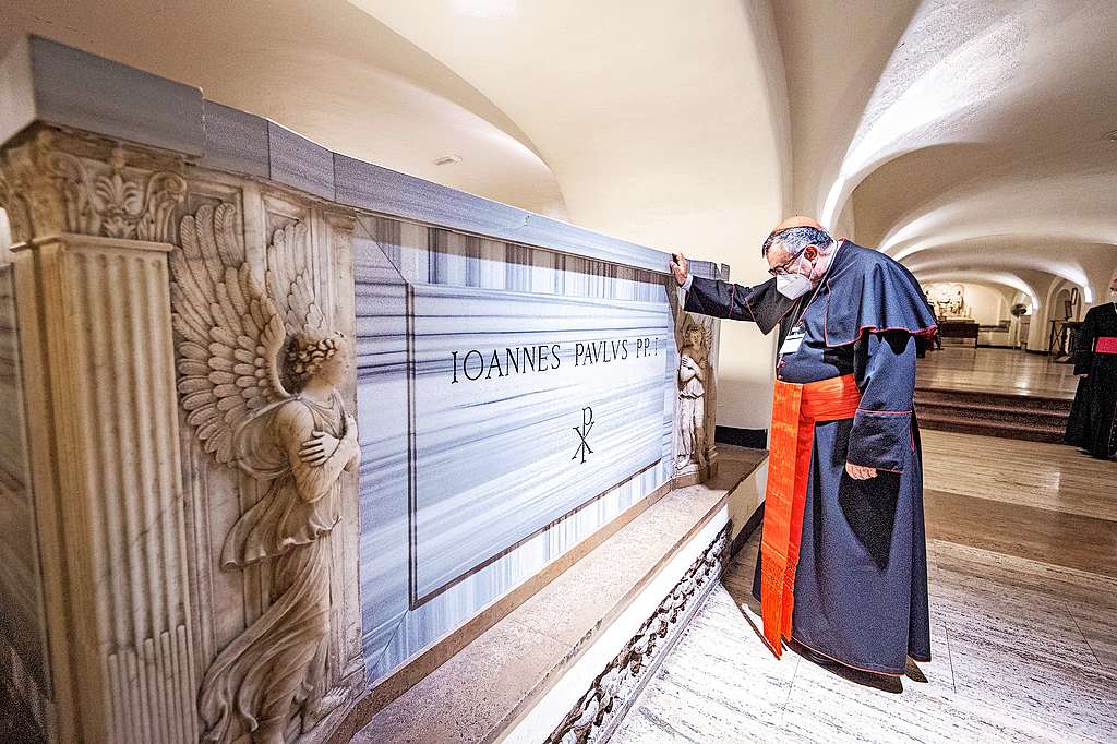 Een kardinaal vereert het graf van Johannes-Paulus I in de crypte in Rome. © Belga Image