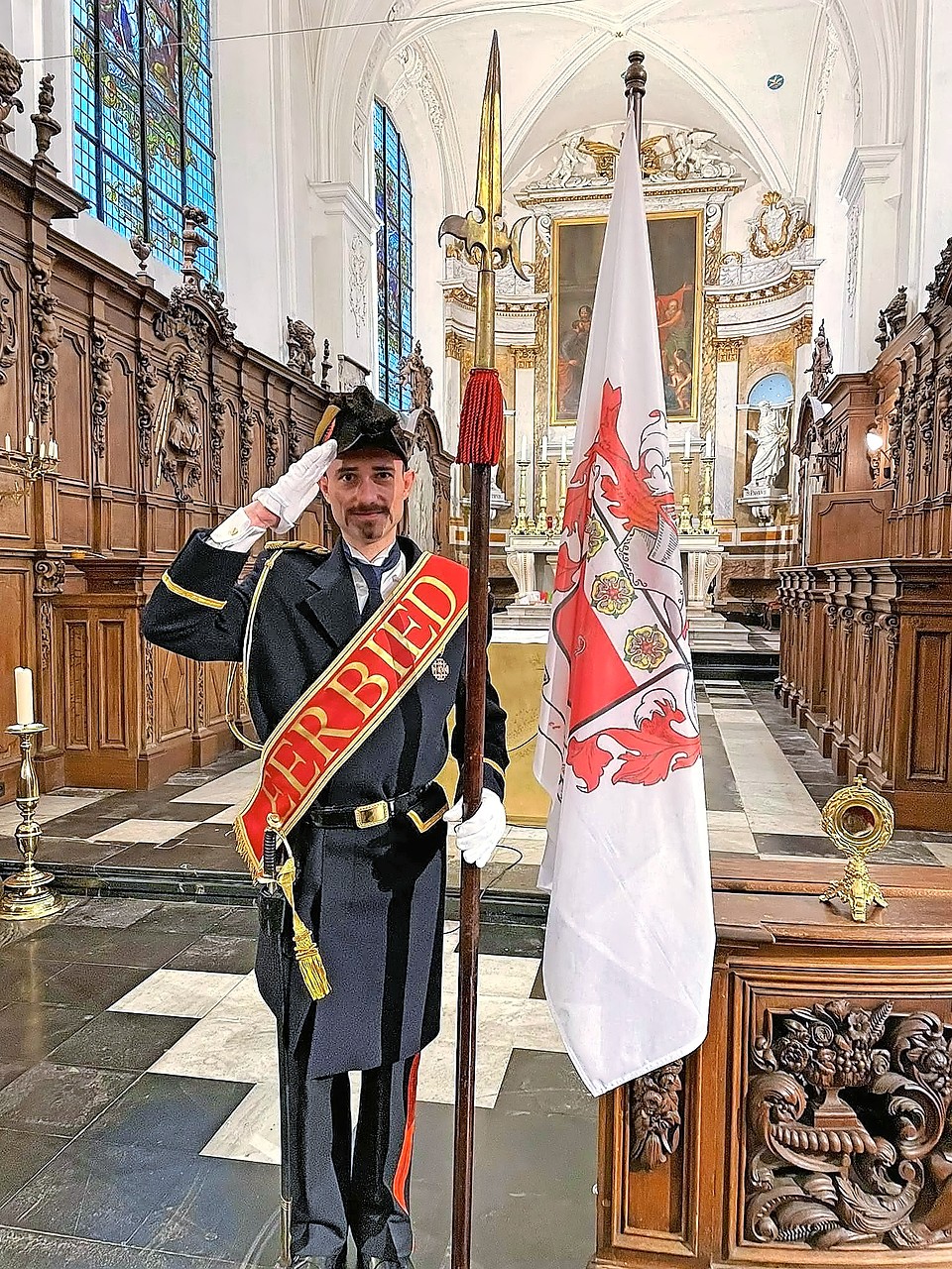 Koen Cautaerts salueert in de kerk in Meerbeke tijdens een herdenkingsdienst voor zijn familie. © Archief Cautaerts