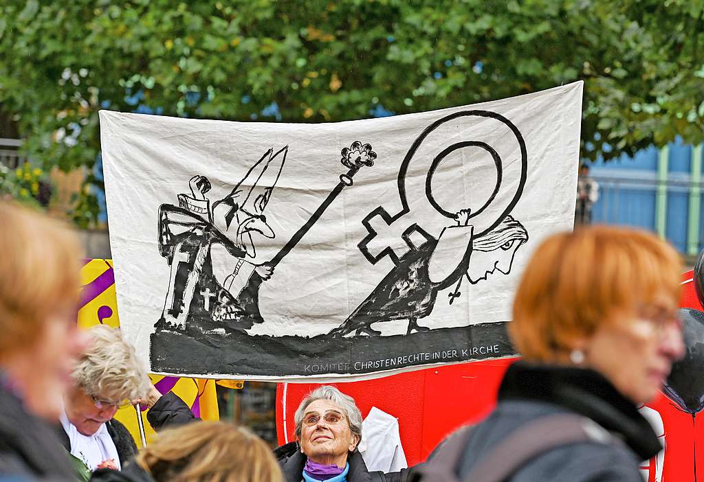 Het document brengt de volledige deelname van vrouwen aan de Kerk ter sprake. © KNA-Bild