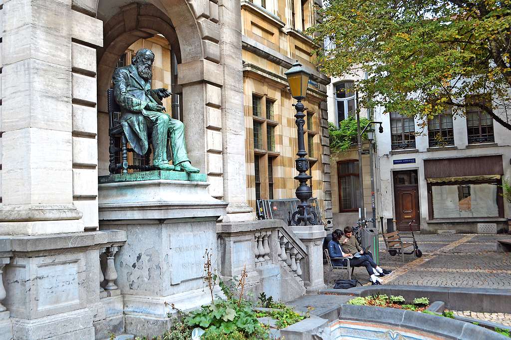 Nog tijdens zijn leven werd Hendrik Conscience geëerd met een standbeeld en een naar hem genoemd plein. © Erik De Smet