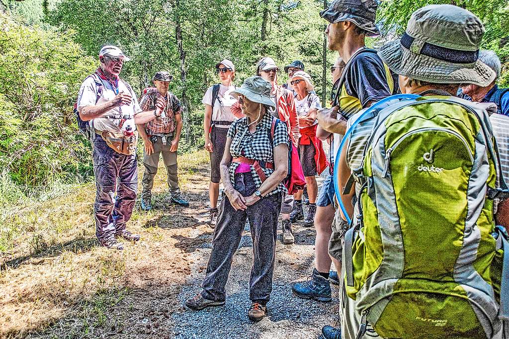 Bob Van Lancker geeft begeleiders en deelnemers aan het Alpenkamp voor blinden en slechtzienden tips. © Kim Martens