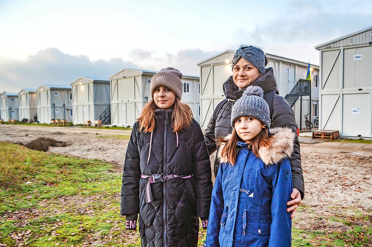 Oksana Zhychova en haar dochters in het nooddorp voor Oekraïense ontheemden. © Erik De Smet