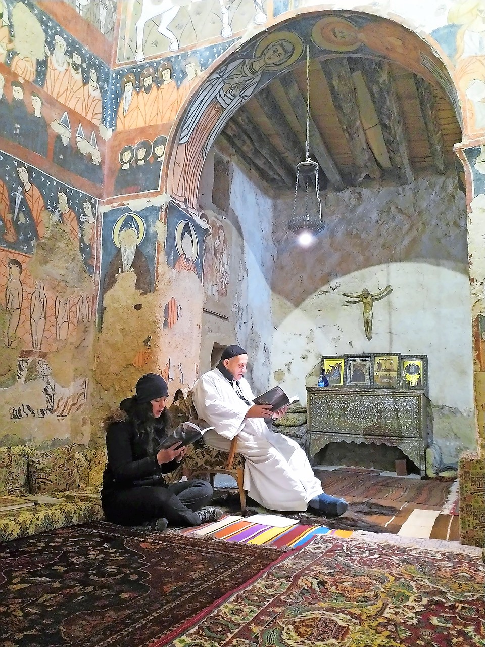 Jacques Mourad met links Nouhad, een vrijwilligster in Mar Moussa . © Barbara Mertens