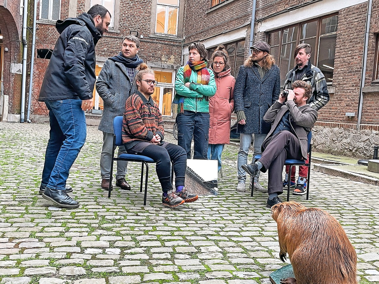 De redactie van Coconuts #1 maakt zich op voor een creatieve fotoshoot met opgezette dieren. © Christof Bouweraerts