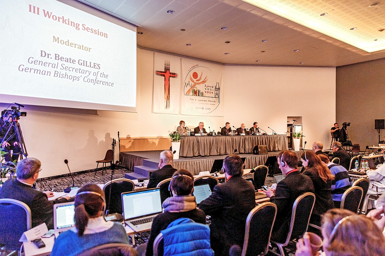 De Europese synodalen, onder wie kardinaal De Kesel, vergaderden in een congreshotel in Praag. © KNA-Bild