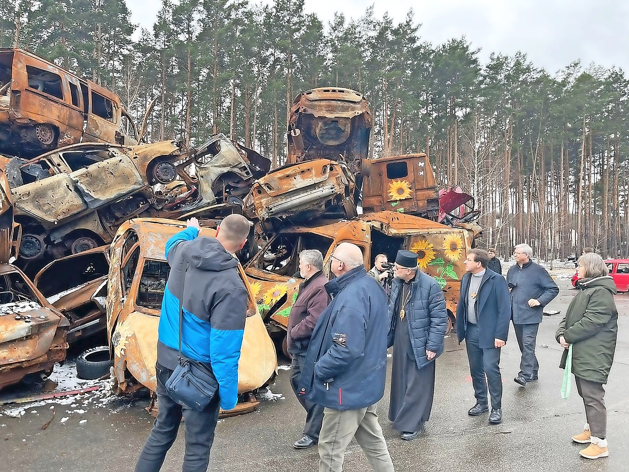 In Irpin maakten bewoners torens van autowrakken waarin burgers stierven, en beschilderden die met zonnebloemen, symbool voor Oekraïne en voor leven. © Bisschoppenconferentie