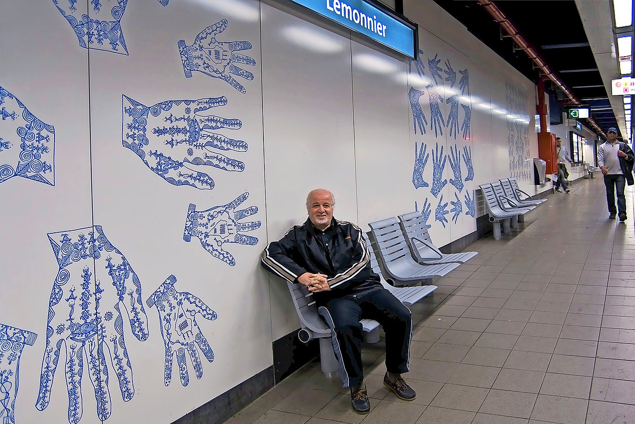 Hamsi Boubeker in metrostation Lemonnier, waar tientallen handen een vredesboodschap vormen. © Ilse Van Halst