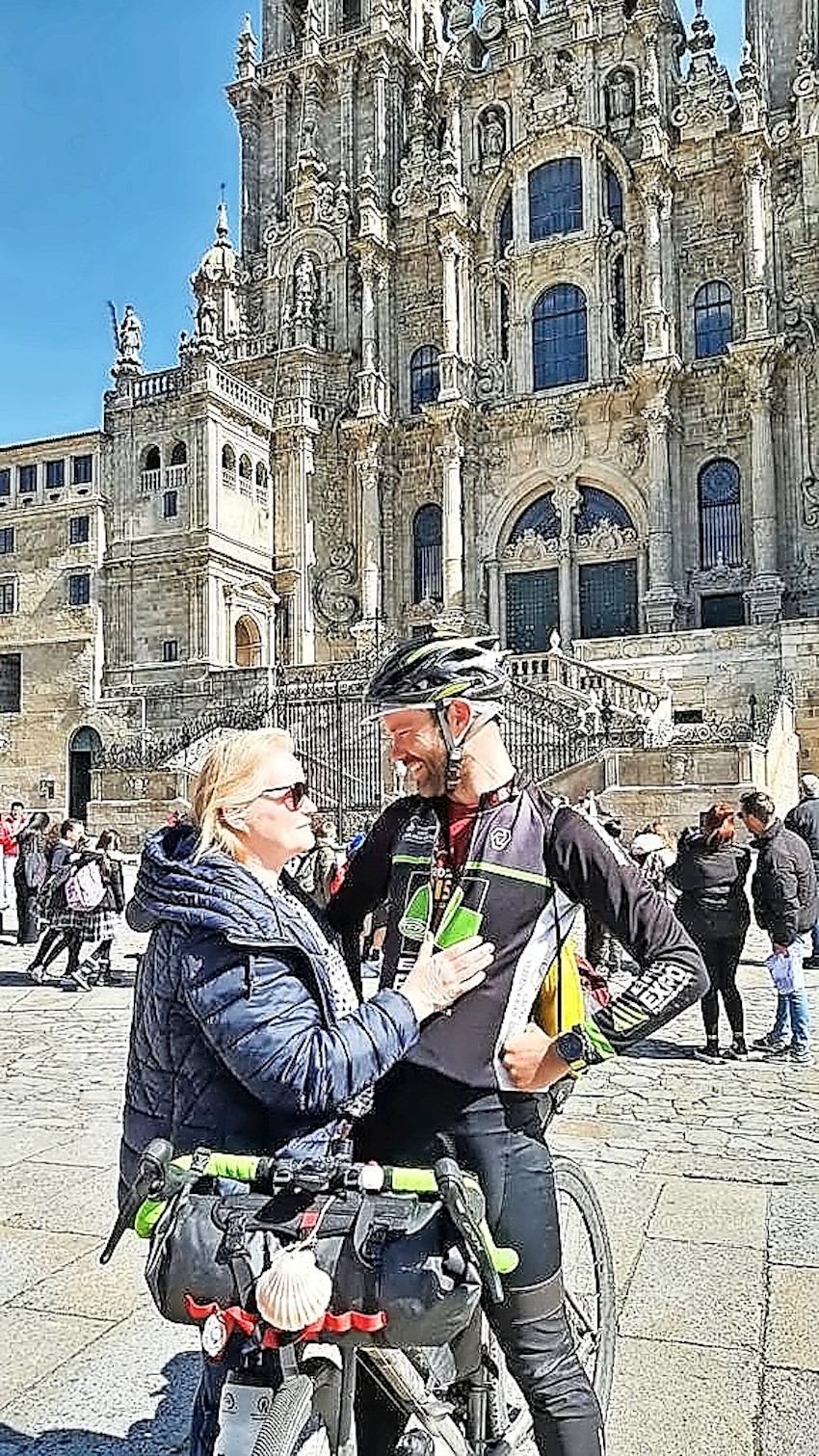 Tot Daves verrassing stond zijn moeder hem in Compostela op te wachten. © rr