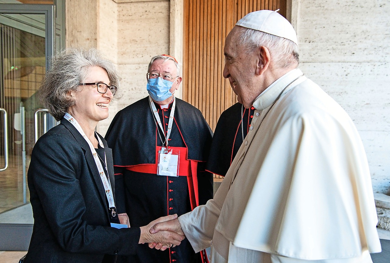 Becquart wordt begroet door paus Franciscus. Tussen hen in uittredend COMECE-voorzitter Hollerich. © KNA