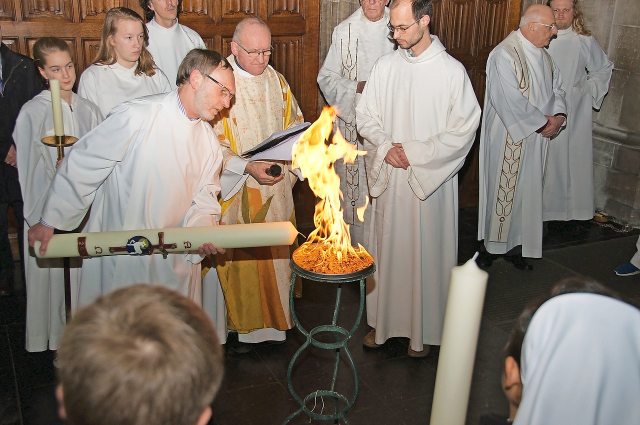 Een nieuwe paaskaars wordt ontstoken aan het begin van de paaswake. © Parochie Sint-Niklaas