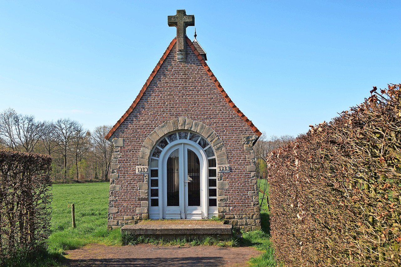 Links en rechts van de deur staan de jaartallen 1940 en 1944. © Erik De Smet