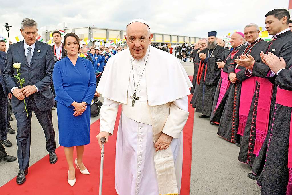 De paus in Hongarije, op weg naar het vliegtuig dat hem terug naar Rome brengt. Zijn bezoek was meer dan een louter pastorale missie. © Vatican Media/Romano Siciliani/KNA