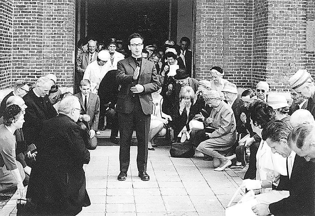 Een van de weinige bewaarde foto’s toont Egied Van Broeckhoven als pas gewijde priester net na zijn eremis. © Halewijn