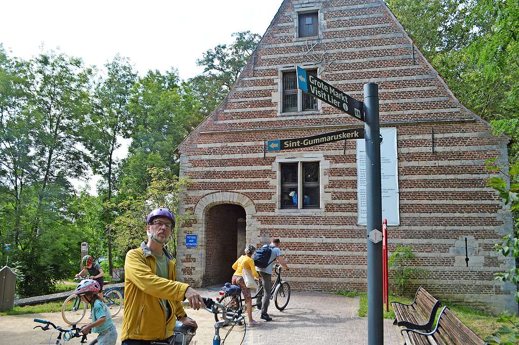 De fietsroute passeert onder meer aan het schilderachtige Spuihuis