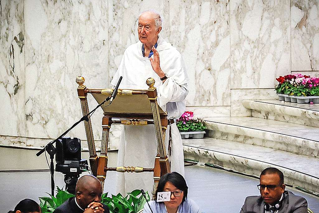 Dominicaan Timothy Radcliffe is op zijn 78ste nog altijd een bevlogen spreker. Hij inspireerde de synodevaders en -moeders met zes meditaties. © KNA