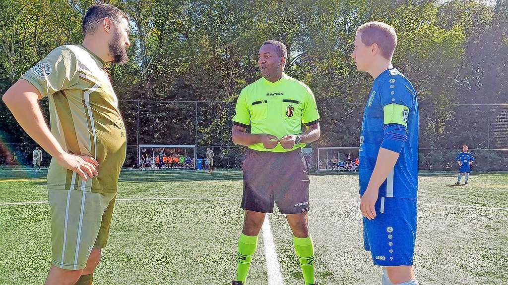 Emmanuel op het veld voor aanvang van een match: ‘Scheidsrechter zijn is voor mij een ideale hobby.’ © Leo August De Bock