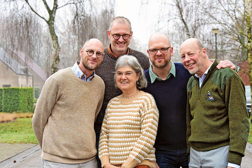 Marcel (73) en zijn drie zonen (van rechts naar links) Dries (45), Bart (47), Gert (48). Moeder Hildegonde Helsen mocht als drijvende kracht niet ontbreken op de foto. © Mia Uydens