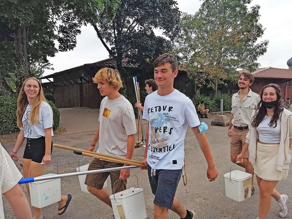 De jongeren in Taizé op weg naar hun karwei van de dag, toiletten poetsen. © Ann De Vuyst