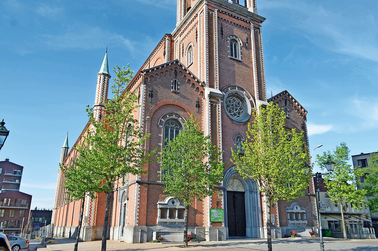 Het café van Gustaaf Van den Berghe bestaat niet meer, maar de kerk getuigt nog steeds van de oorlog. © Bertrand Goethals