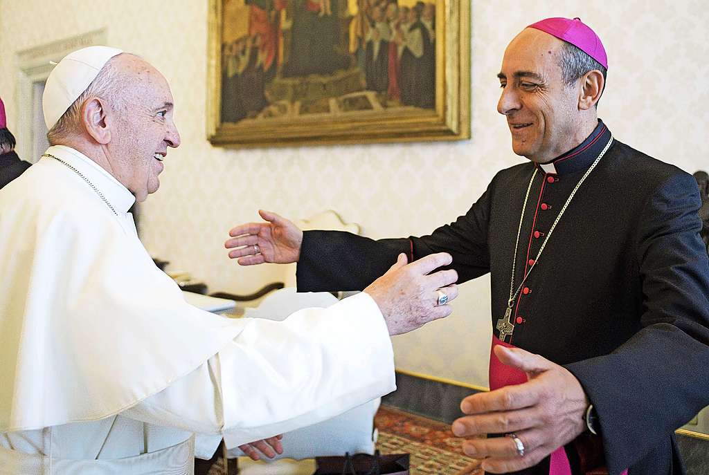 Víctor Manuel Fernández (hier op een foto uit 2019 met paus Franciscus) werkte in de jaren 2000 als ‘ghostwriter’ en huistheoloog voor Jorge Bergoglio. © KNA Bild