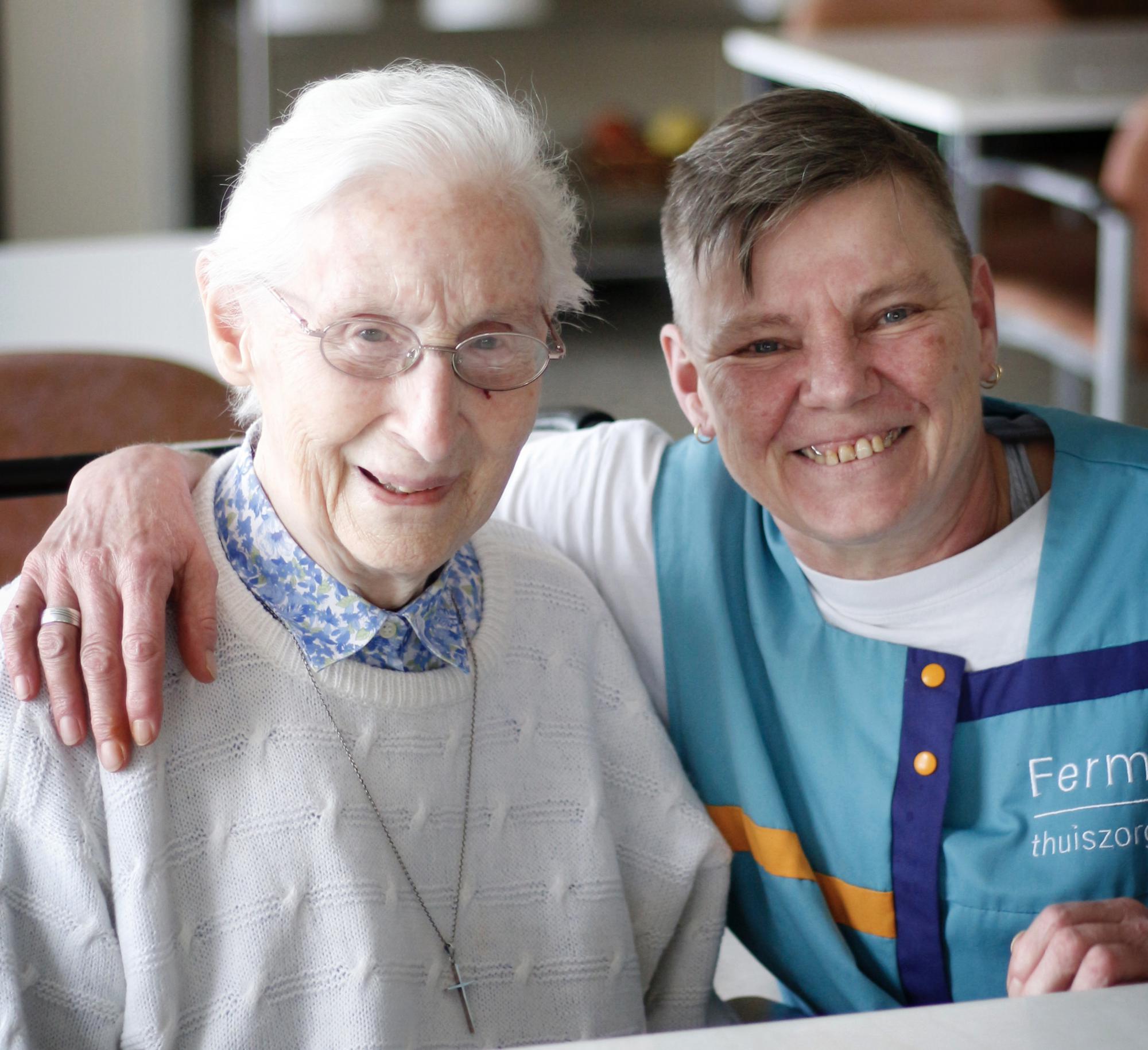 Zuster Lena en Betty van Ferm Thuiszorg. 'Ze kennen mij en zien mij graag. Daarom is werken hier zo leuk.'