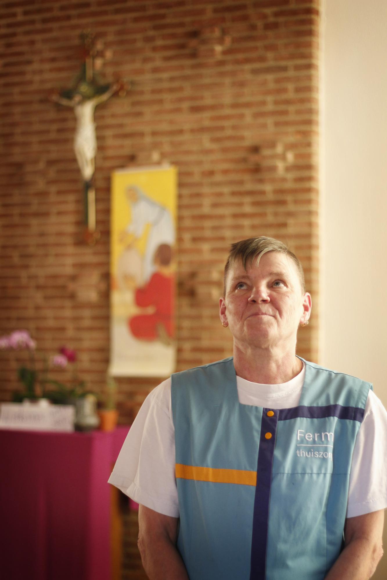 Thuisverzorgende Betty in de kapel van de zusters van de Jacht in Heverlee. 'Het liefst werk ik met de mensen zelf, de persoonszorg.'