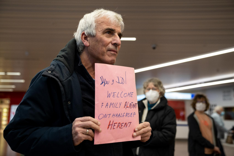 Marcel van Onthaalgroep Herent wacht familie Al-Afat op in de aankomsthal van de luchthaven.